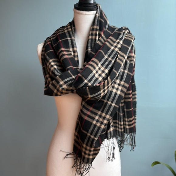 For @_xoxogossipgirl - Burberry 100% Cashmere Scarf - Picture 3 of 5